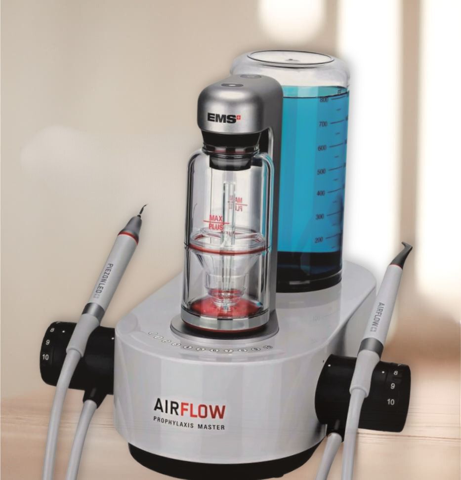 É uma tecnologia inovadora utilizada em tratamentos odontológicos de higiene bucal. Trata-se de um sistema avançado de profilaxia que combina ar, água e um pó especial de bicarbonato de sódio para remover eficazmente a placa bacteriana, manchas e depósitos de tártaro dos dentes, gengivas e áreas interdentais. Este equipamento revolucionário é projetado para oferecer uma limpeza profunda e confortável, sem causar danos ao esmalte dos dentes. Ao contrário dos métodos convencionais de limpeza, o Airflow é suave e indolor, proporcionando aos pacientes uma experiência de limpeza mais agradável e eficiente.