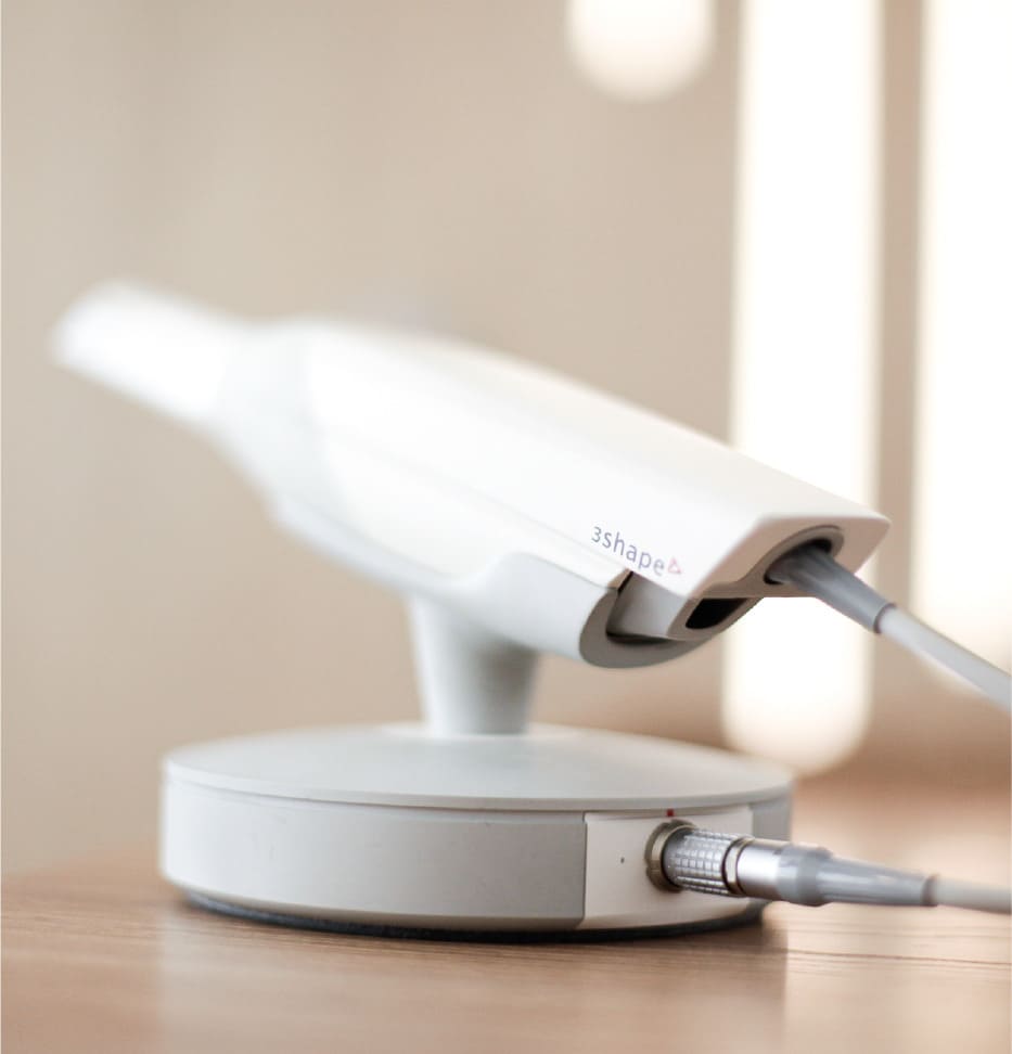 É um dispositivo inovador e tecnológico utilizado na diária clínica do nosso consultório. O scanner simplifica a maioria dos tratamentos, auxilia nos planejamentos, minimiza erros e auxilia os diagnósticos pela altíssima precisão. Também é um exame utilizado para comparar (entre escaneamentos) a evolução de desgastes dentais, alterações oclusais ou retrações gengivais com o passar dos anos. O processo de escaneamento é rápido, indolor, o paciente tem acesso do próprio smartphone quando quiser, e ainda é possível imprimir o modelo 3D escaneado.