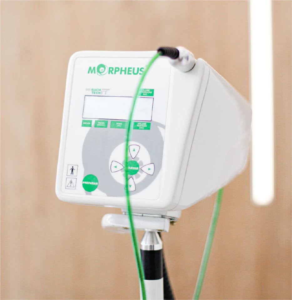 Equipamento revolucionário injetor de anestésicos, que proporciona ao paciente um grau de conforto e segurança maior do que os métodos de injeção de anestésicos tradicionais. O método permite identificar a velocidade exata em que deve ser introduzida a agulha e injetado o anestésico para que o tecido ósseo absorva plenamente, sem refluxos, o volume injetado total, com leveza e suavidade, tornando o processo de anestesia praticamente, se não completamente, indolor.